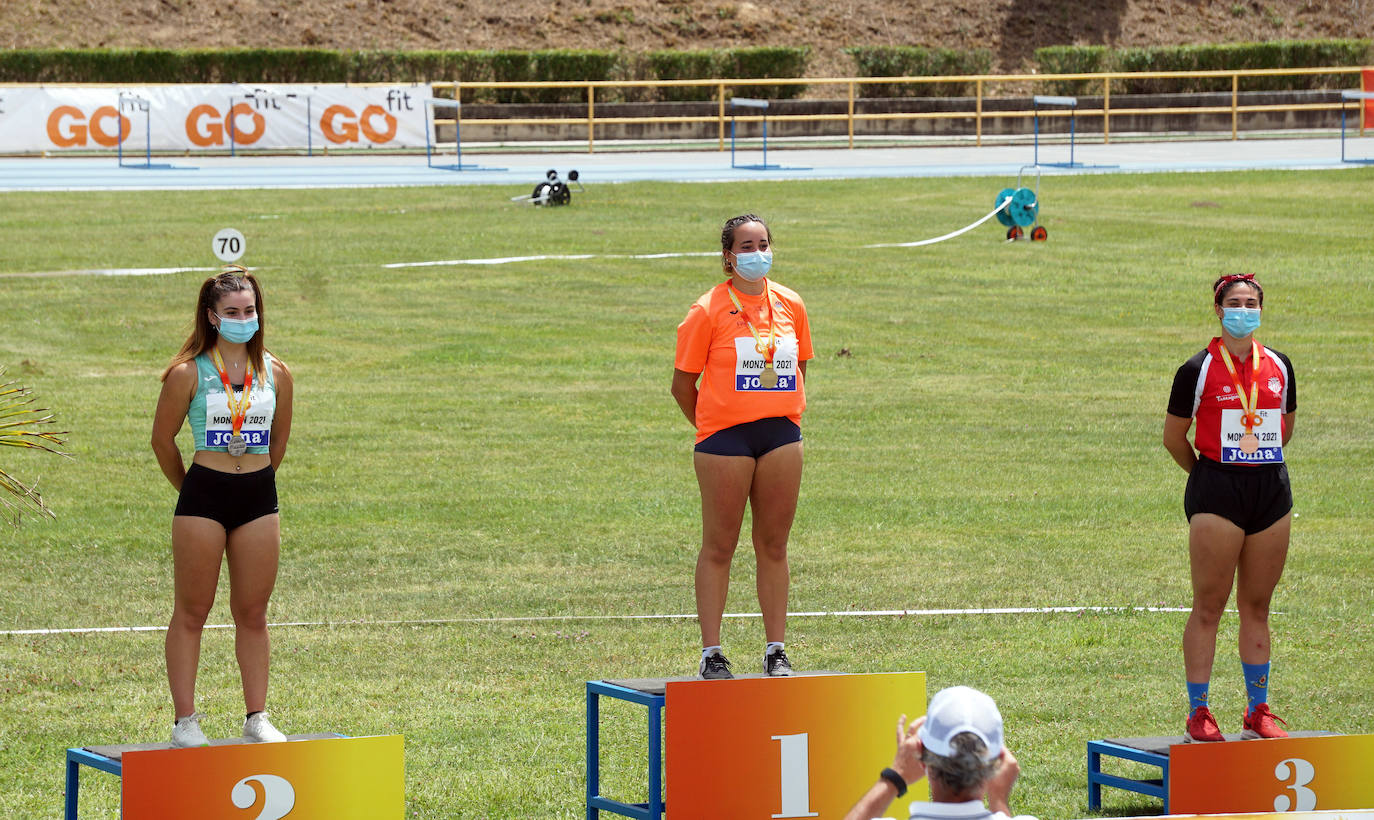 Arantza Izaguirre, en el segundo lugar del podio.