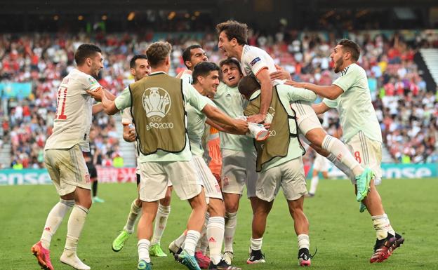 Los jugadores de la selección española celebran el gol de Oyarzabal ante Croacia. 