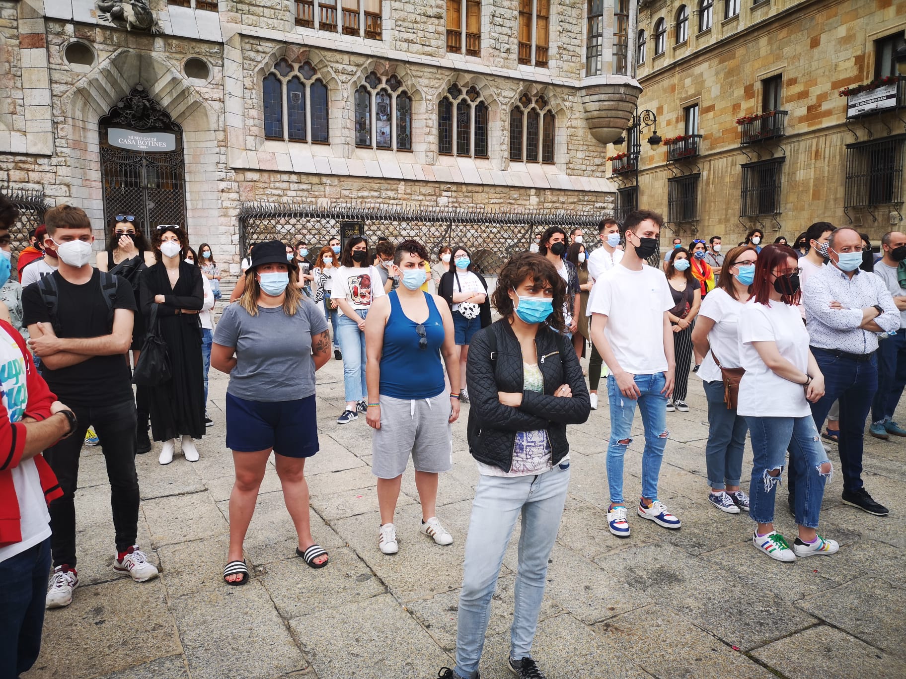 Una concentración en la plaza de Botines acoge el acto de repulsa al asesinato del joven coruñés.