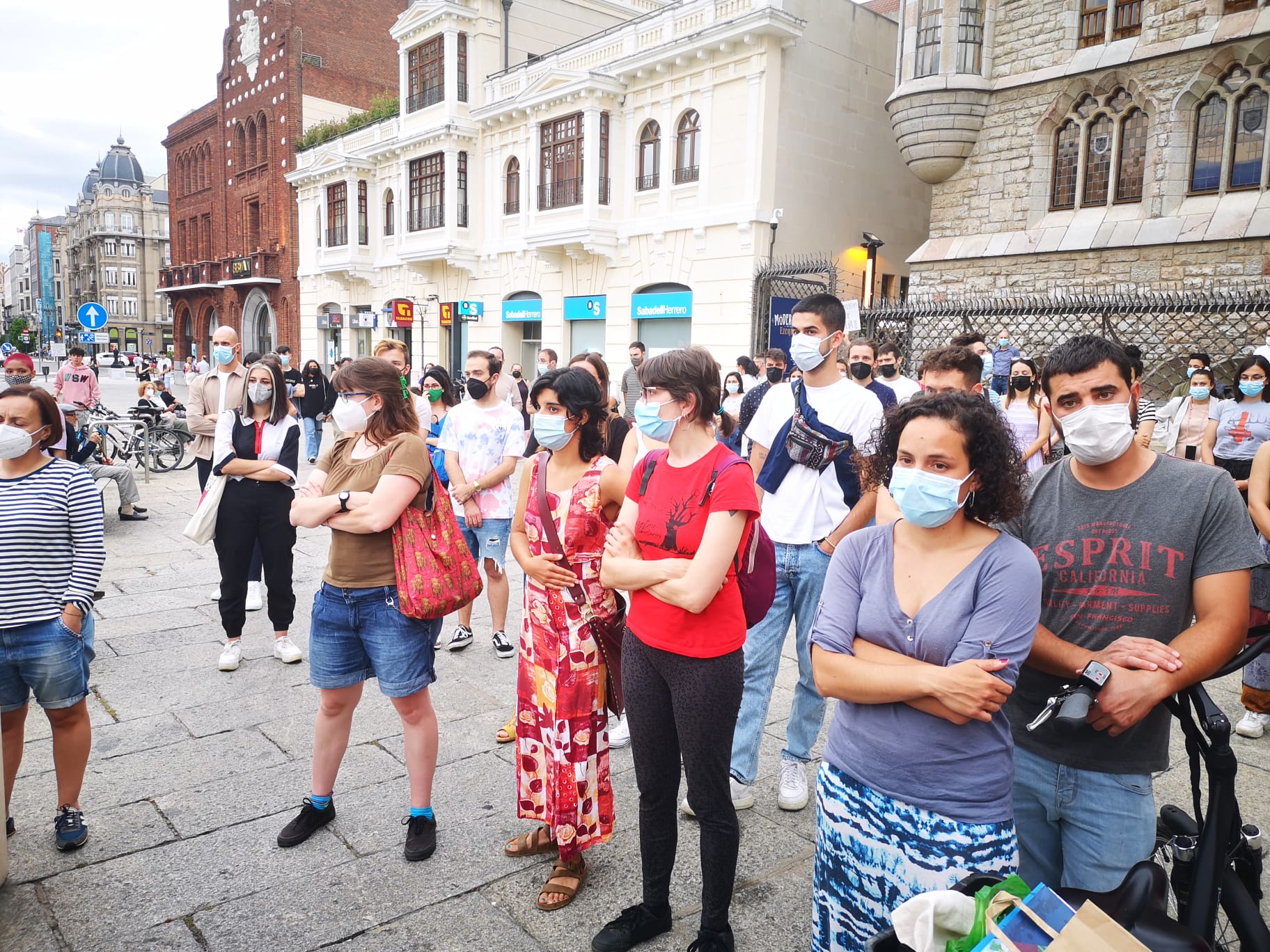 Una concentración en la plaza de Botines acoge el acto de repulsa al asesinato del joven coruñés.