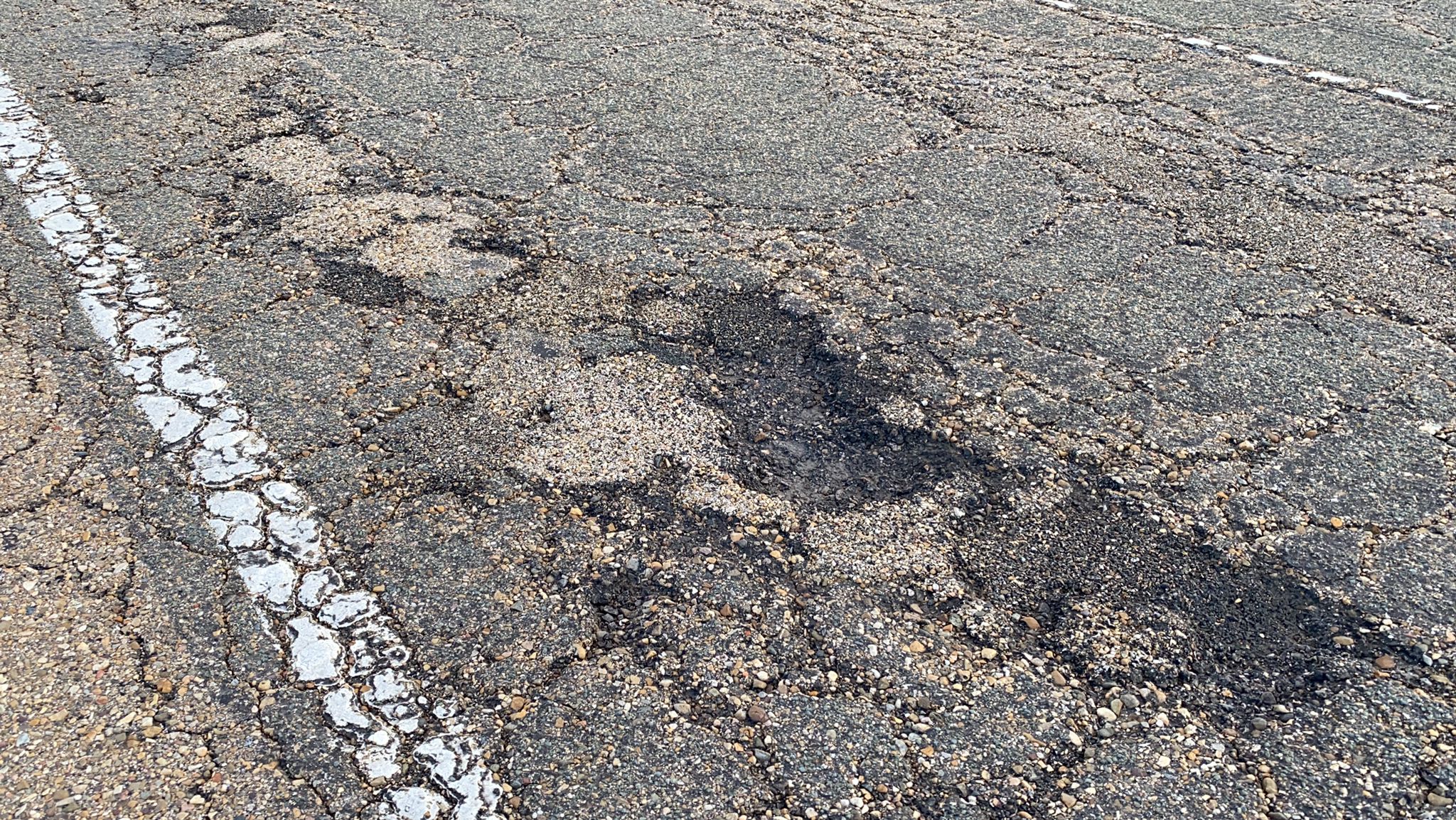 La carretera nacional vive abandonada por la administración y el paso del tiempo.