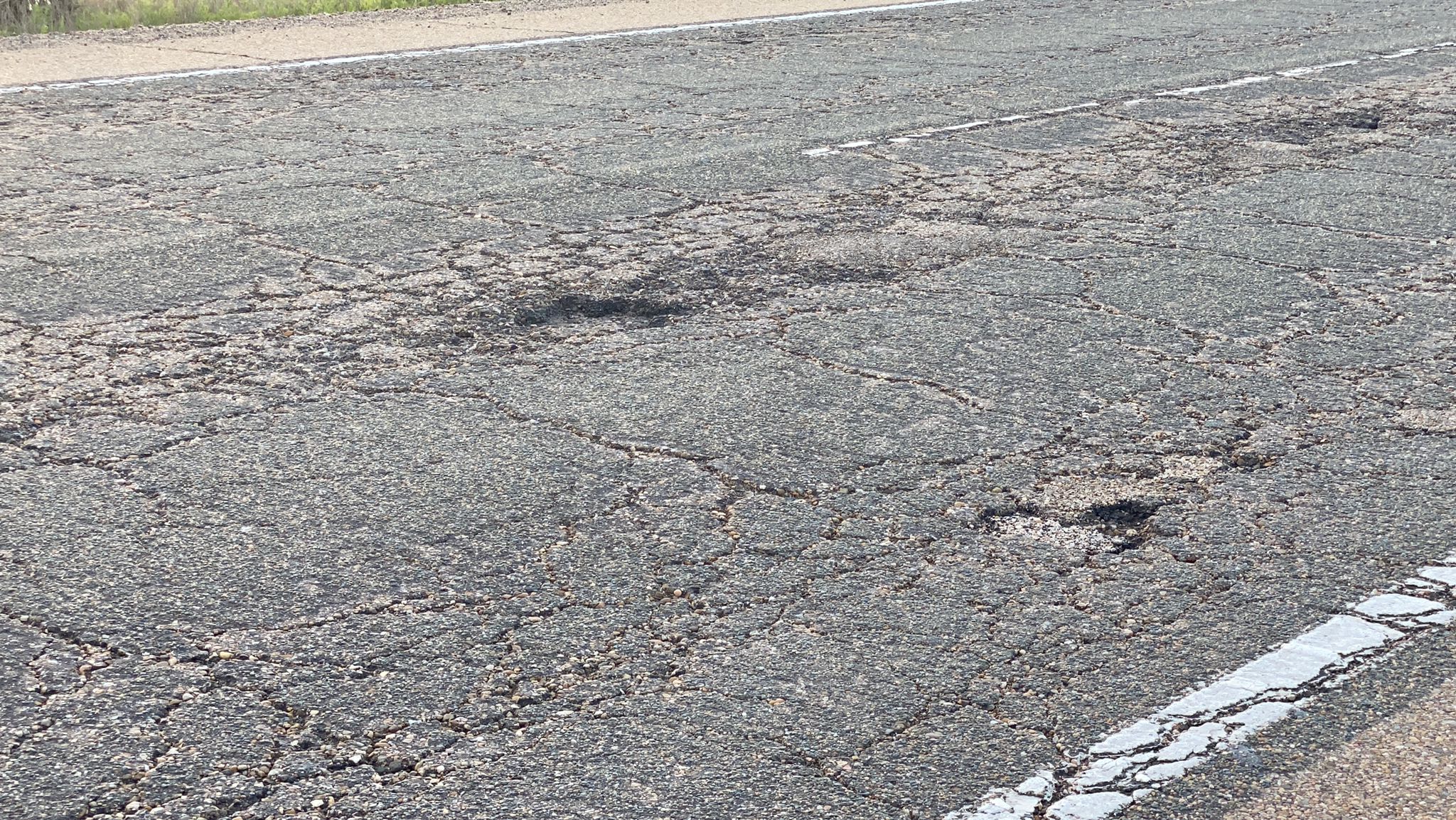 La carretera nacional vive abandonada por la administración y el paso del tiempo.