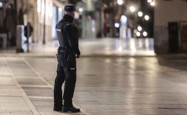 Imagen de archivo de un policía en la calle Ancha de León. 