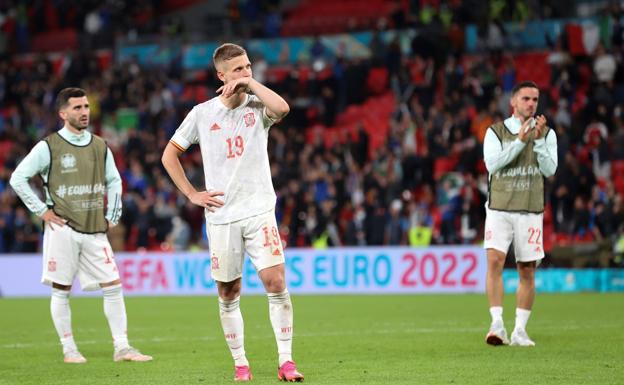 Dani Olmo, en primer plano, falló el primer penalti de la tanda. 