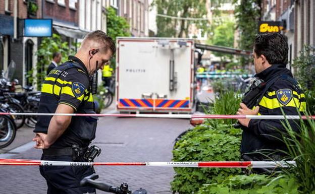 Policías acordonan el lugar de los hechos. 