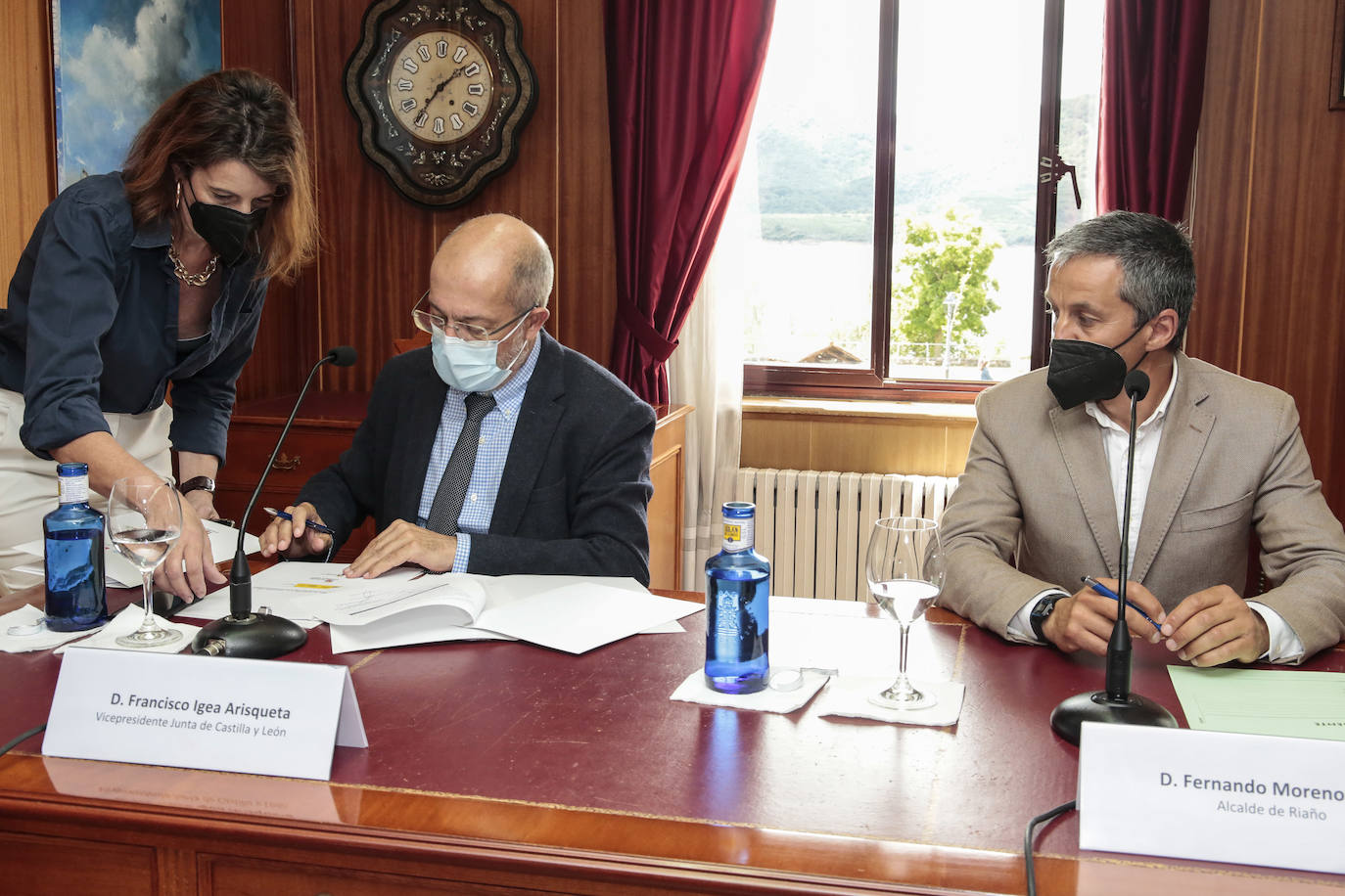 El secretario de Estado de Turismo, Fernando Valdés, firma junto al vicepresidente de la Junta, Francisco Igea, y el presidente de la Diputación de León, Eduardo Morán, el plan de sostenibilidad turística de Riaño.