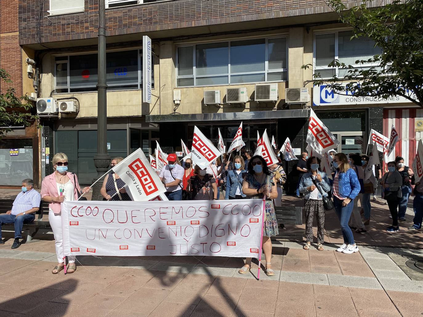 Fotos: Protesta ante la FELE de los trabajadores de limpieza en edificios