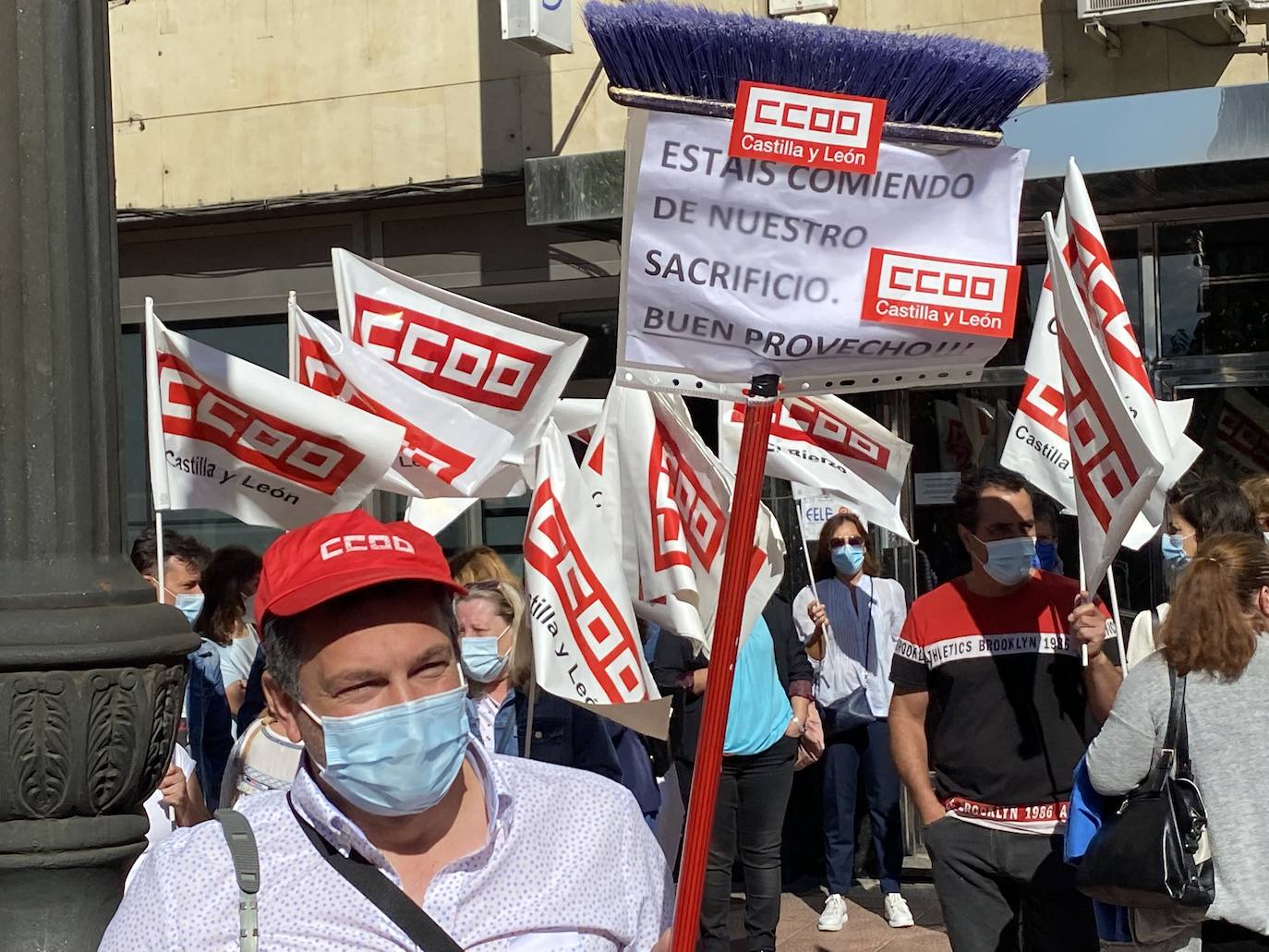 Fotos: Protesta ante la FELE de los trabajadores de limpieza en edificios