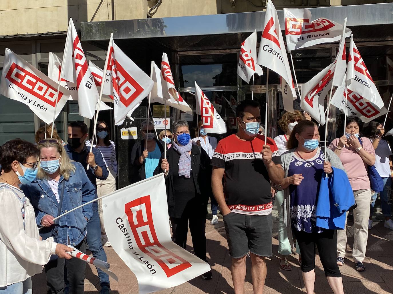 Fotos: Protesta ante la FELE de los trabajadores de limpieza en edificios