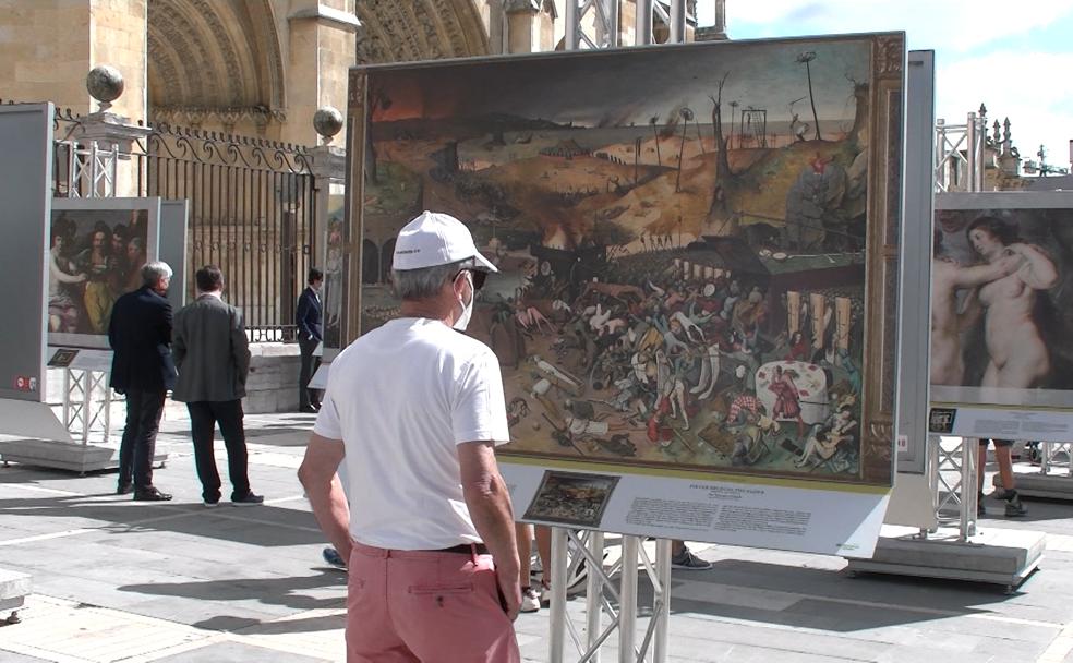 Un leonés observa una de las 50 reproducciones que se exponen junto a la catedral. 