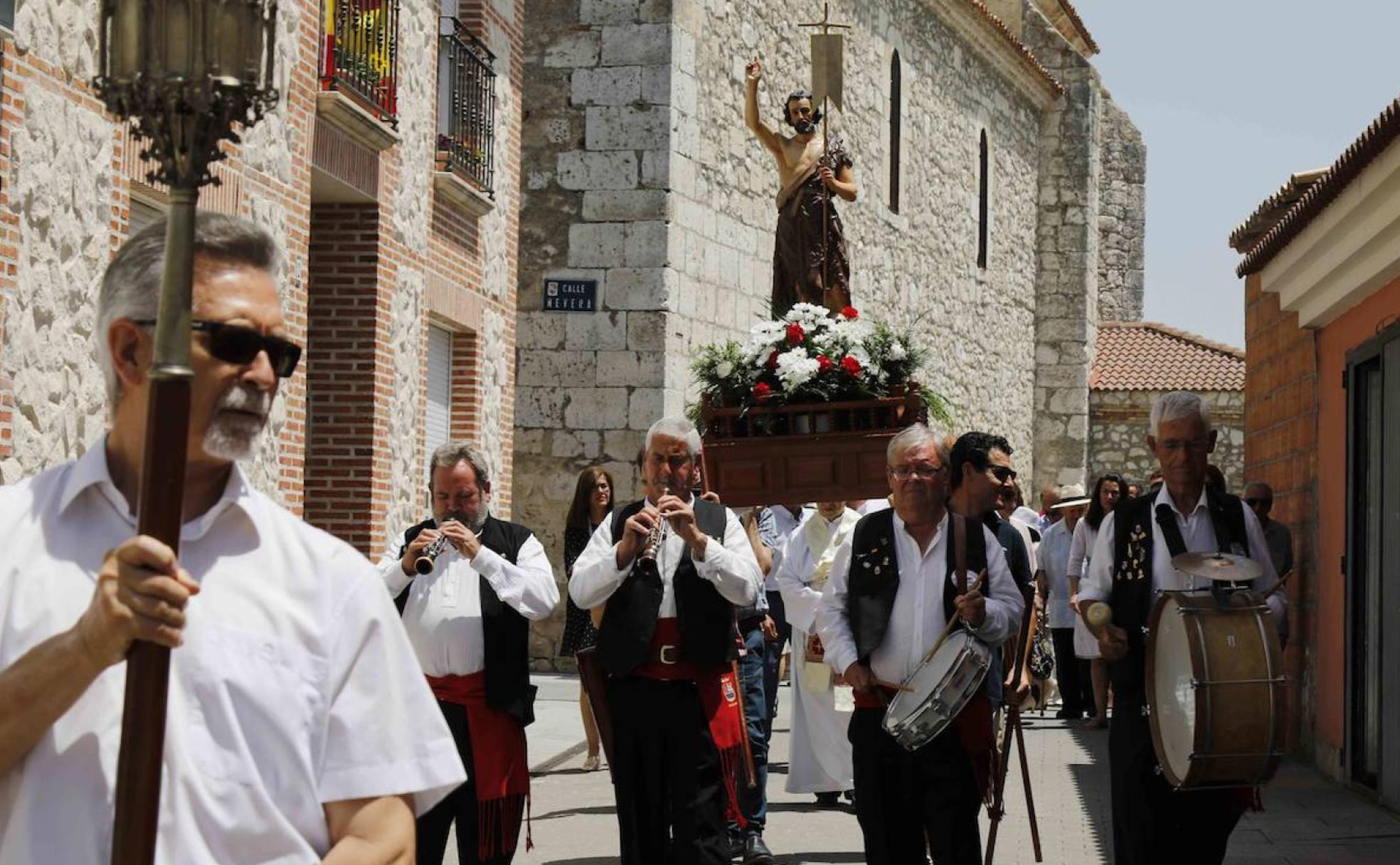 Música de dulzaina y tamboril para honrar a San Juan en Sardón de Duero.