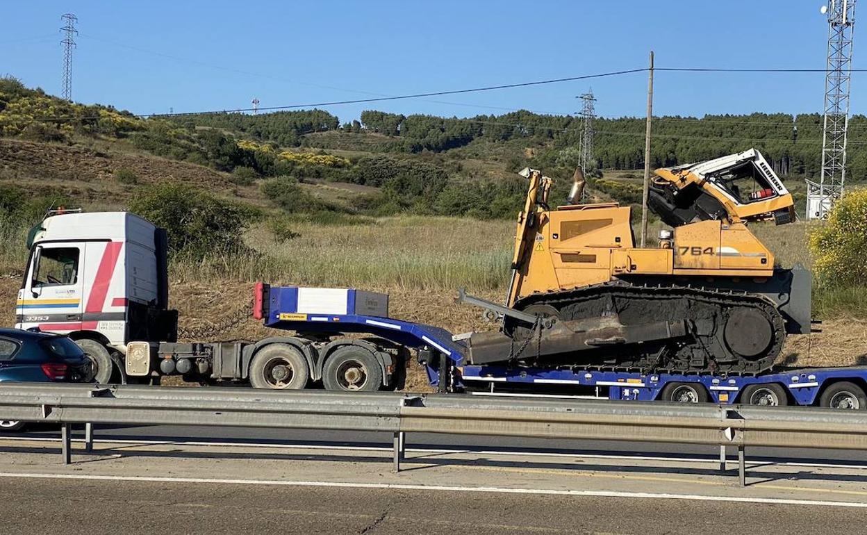 Imagen del camión y la máquina excavadora. 