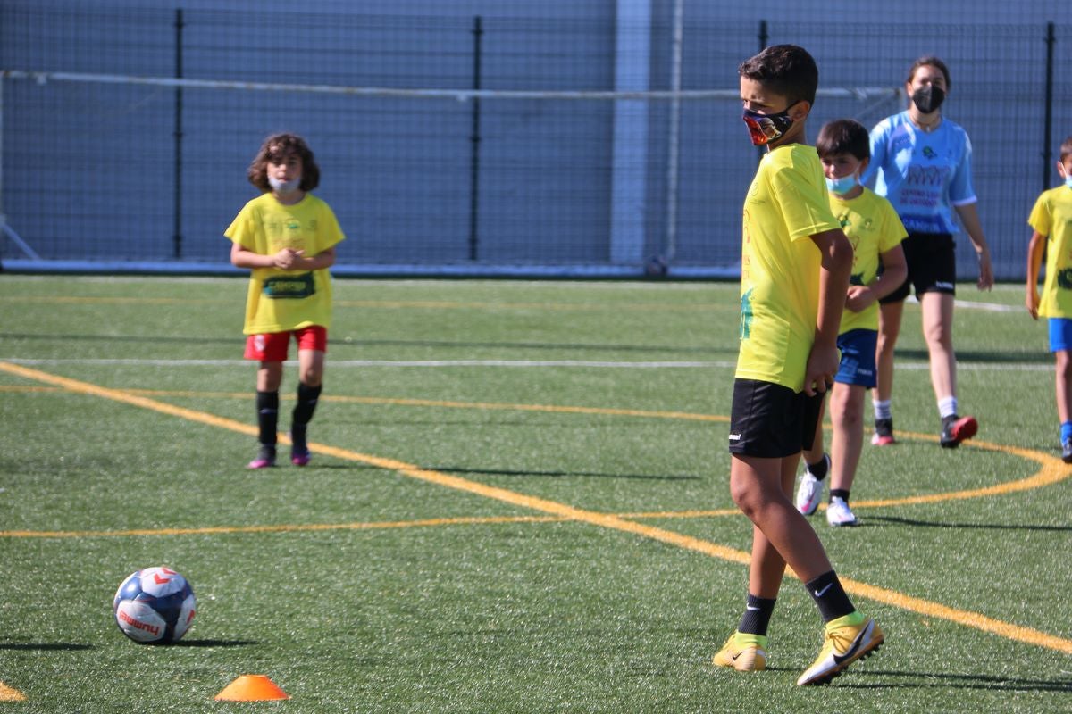 El Campus Diego Calzado reúne a más de 80 niños en la primera semana en el Olímpico de León