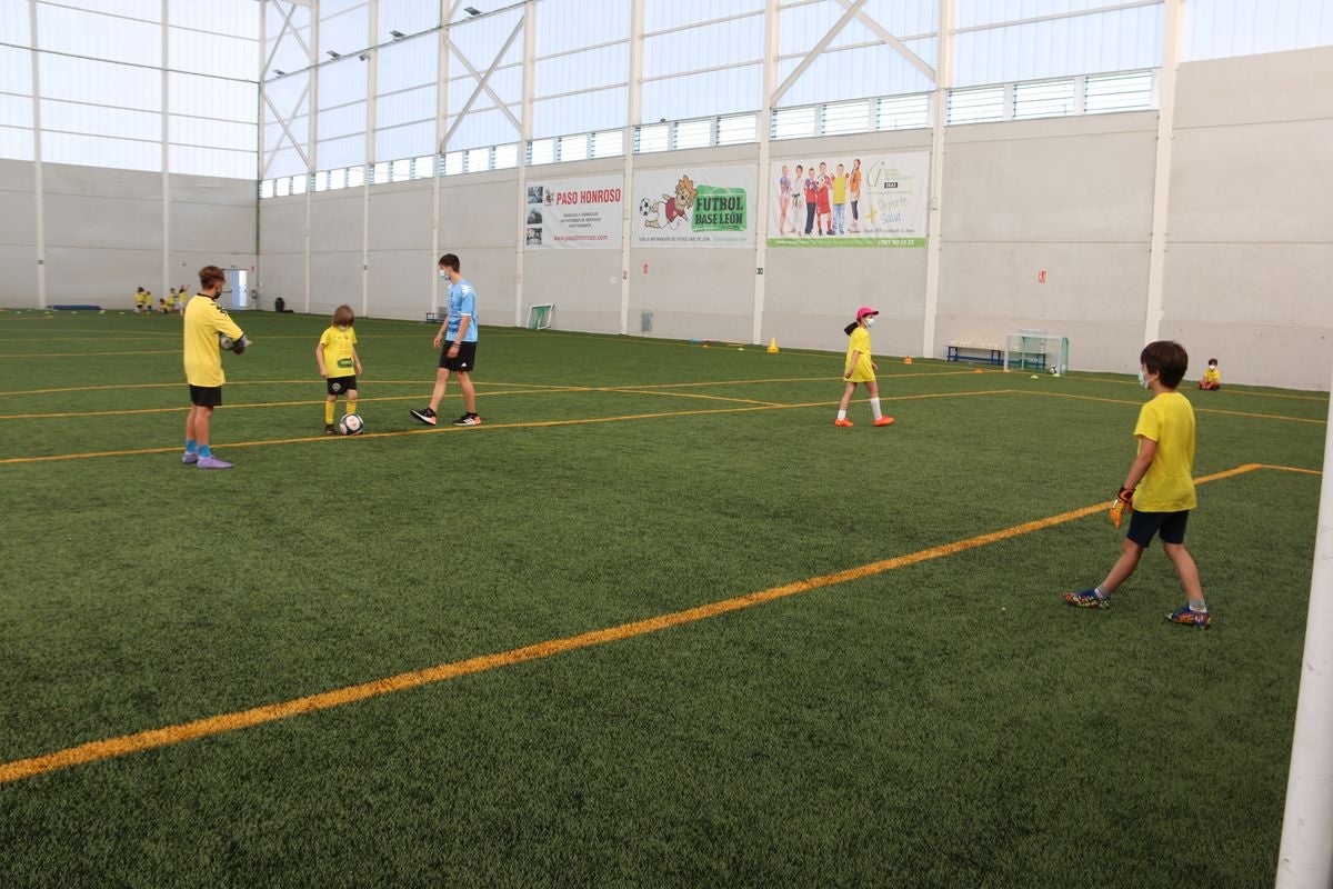 El Campus Diego Calzado reúne a más de 80 niños en la primera semana en el Olímpico de León