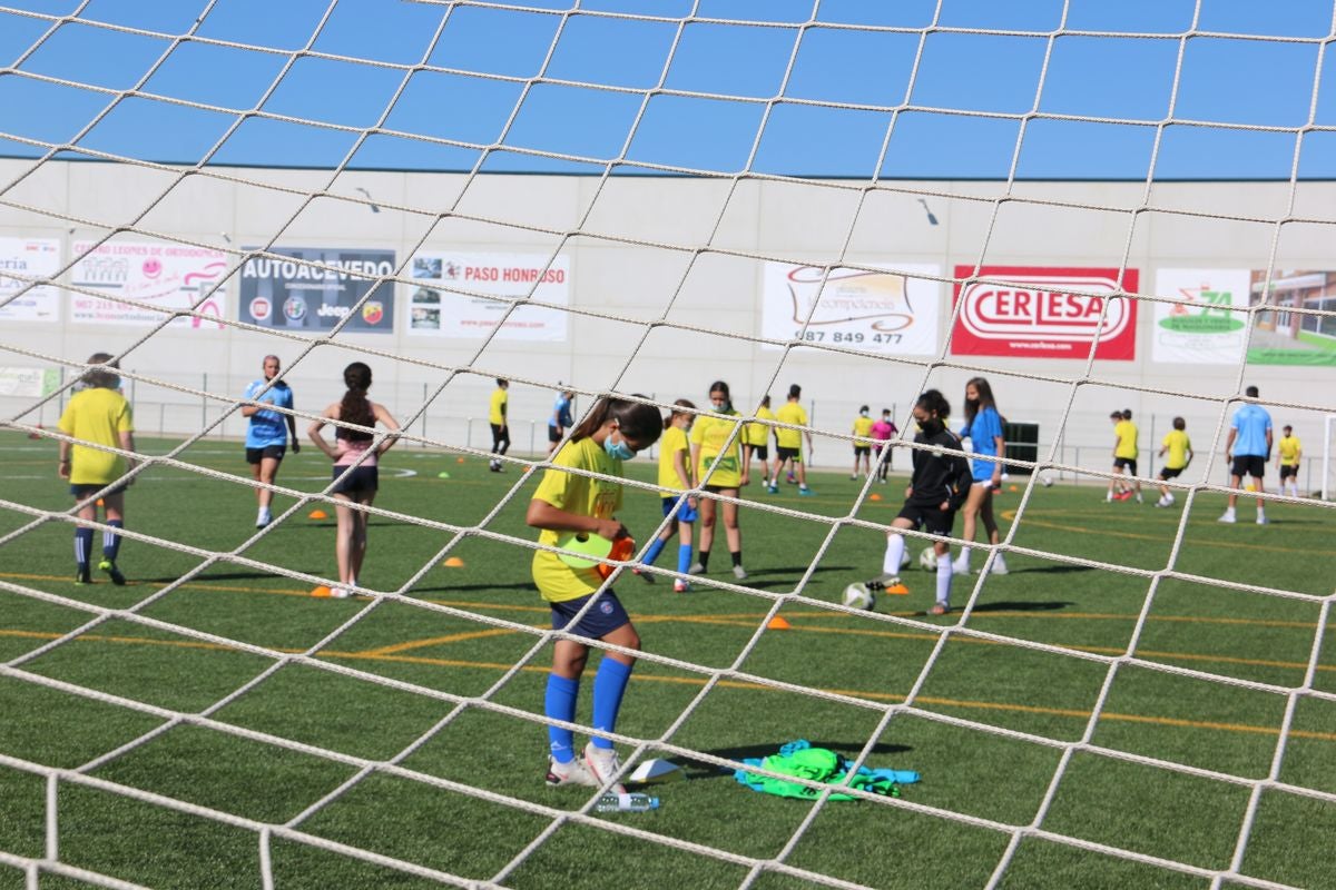 El Campus Diego Calzado organizó una jornada de tecnificación con jugadoras profesionales de fútbol femenino.