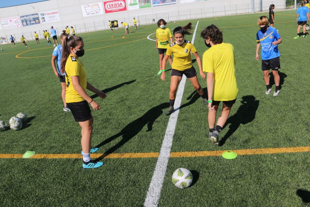 El Campus Diego Calzado organizó una jornada de tecnificación con jugadoras profesionales de fútbol femenino.
