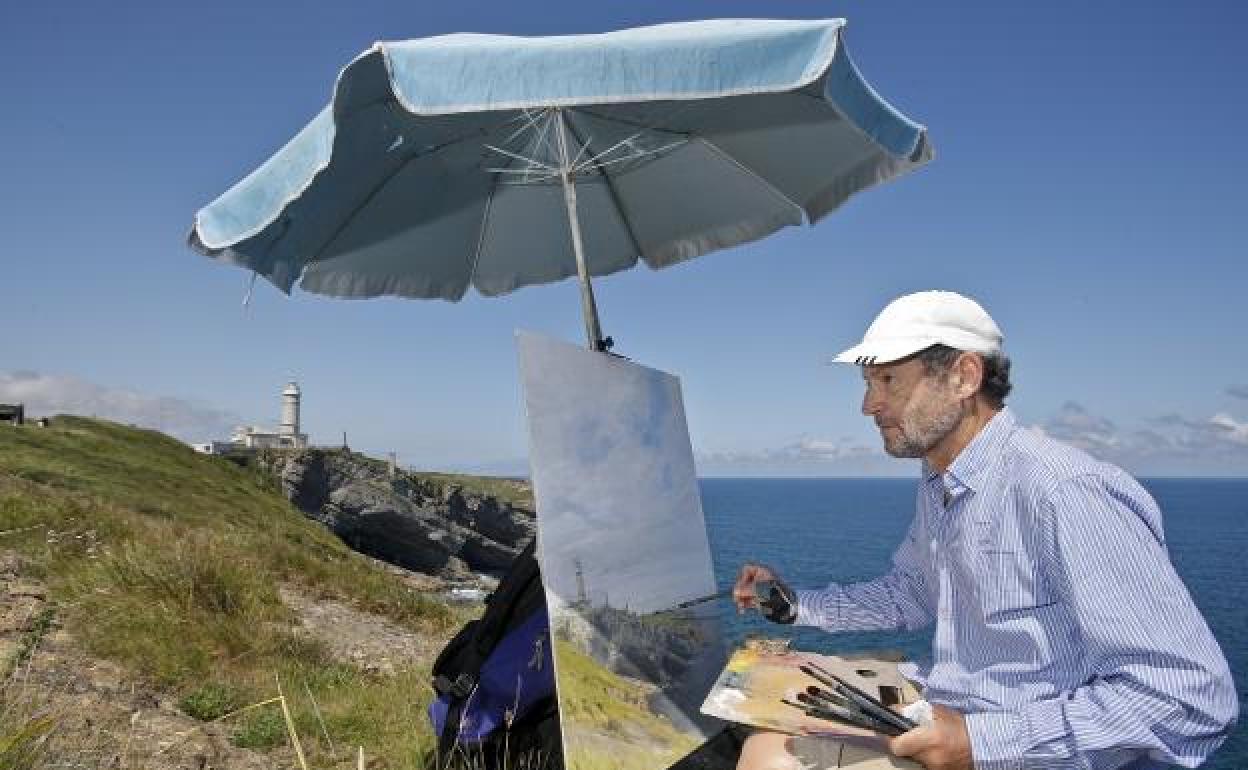 Félix de la Concha trabaja en un proyecto pictórico sobre el Faro de Cabo Mayor, que alberga desde hoy su nueva exposición. 