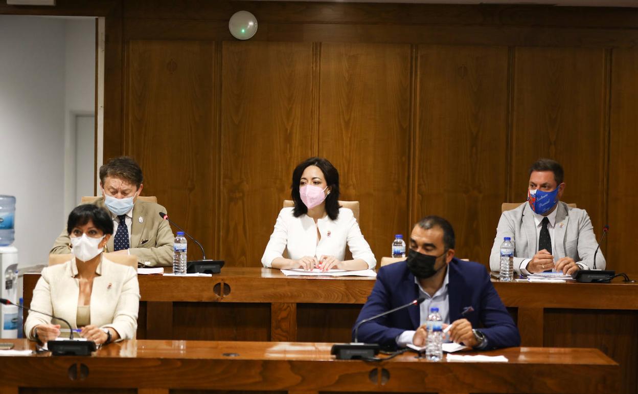 El consejero del CB (primero arriba a la derecha), durante el acto del 30 aniversario del Consejo Comarcal.