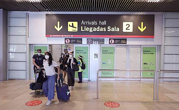 Varios viajeros llegan a la T-1 del aeropuerto Adolfo Suárez Madrid-Barajas. 
