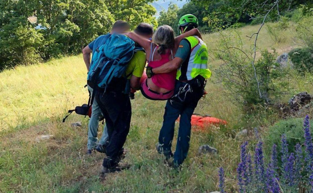 Una mujer rescatada en Peña Armada. 