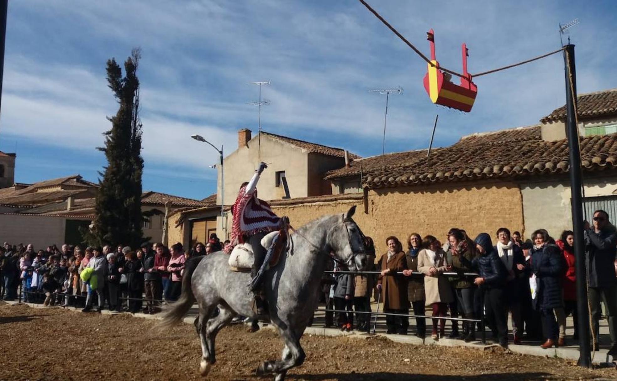 Carrera de cintas a caballo de los quintos de Tordehumos en las fiestas de las Candelas.