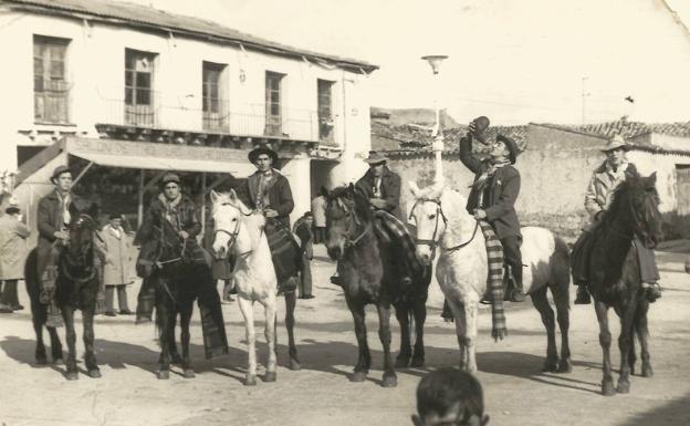 Fotografía antigua de los quintos nacidos en 1949.