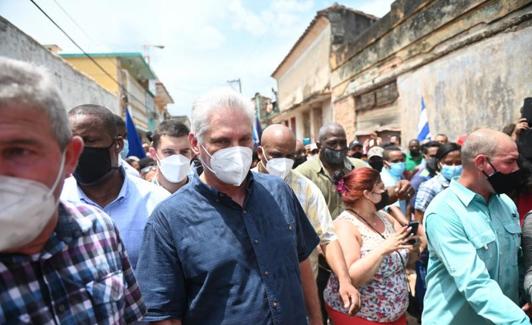 El presidente de Cuba, Díaz-Canel, ayer durante una marcha rodeado de simpatizantes. 