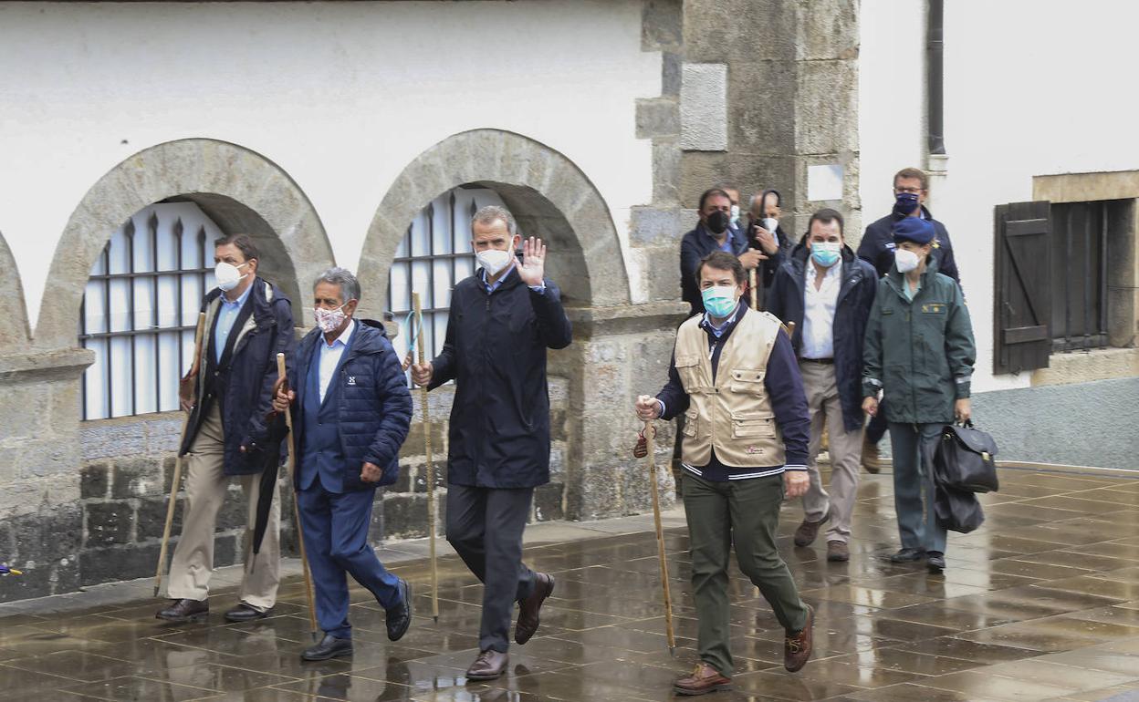 El rey Felipe VI y el presidente de la Junta de Castilla y León, Alfonso Fernández Mañueco.