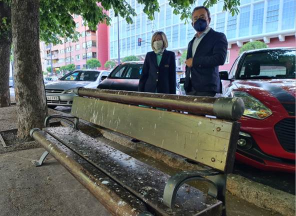 Ana Franco y Fernando Salguero, junto a un banco en Paseo de la Condesa de Sagasta.