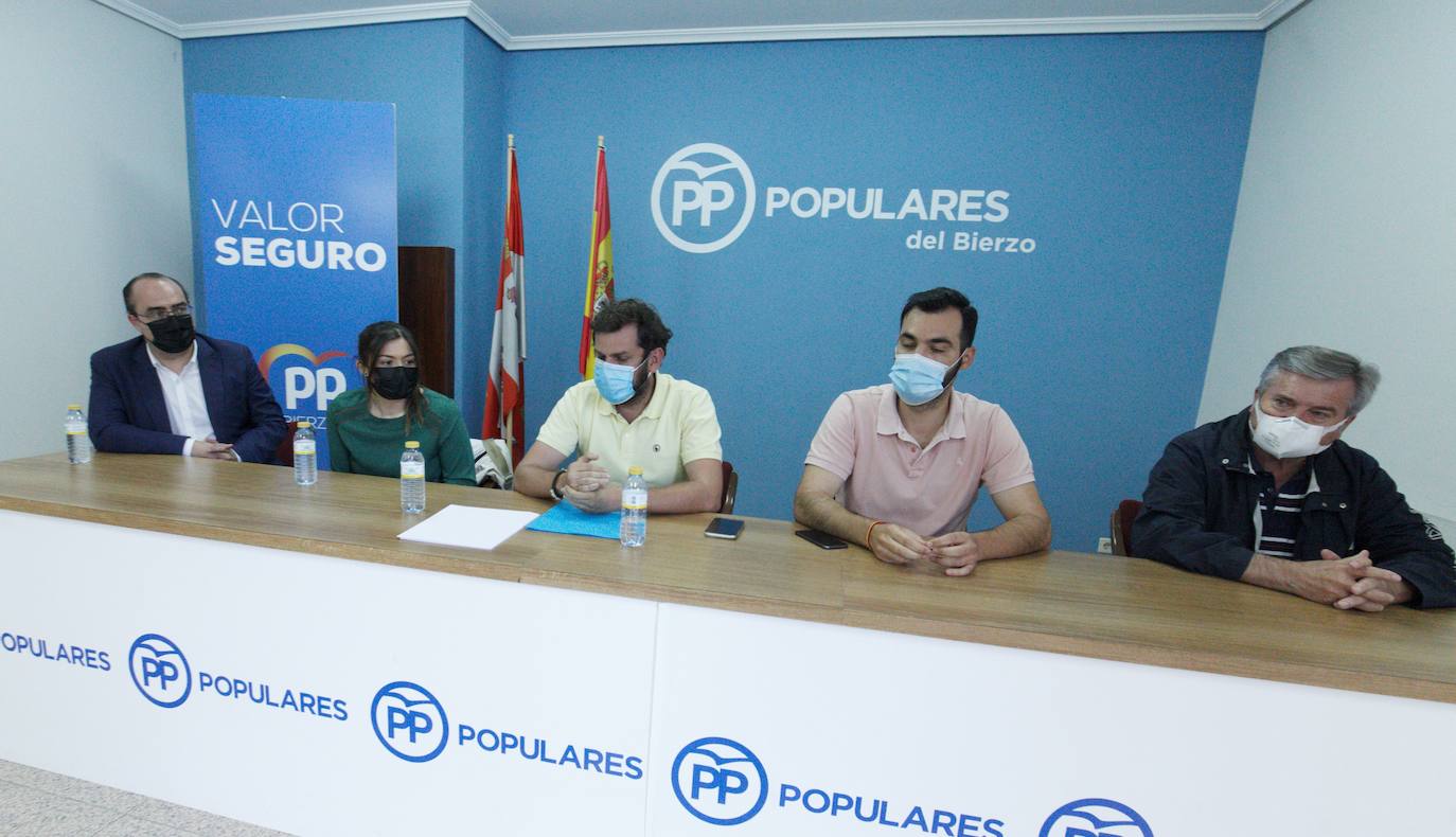 Los candidatos a la Presidencia y a la Secretaría General del Partido Popular de León, Javier Santiago Vélez (D) y David Fernández (I), durante la reunión de esta tarde con los alcaldes y portavoces del Bierzo