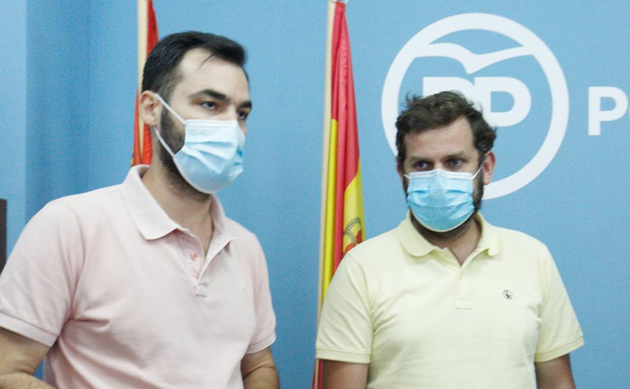 Los candidatos a la Presidencia y a la Secretaría General del Partido Popular de León, Javier Santiago Vélez (D) y David Fernández (I), durante la reunión de esta tarde con los alcaldes y portavoces del Bierzo