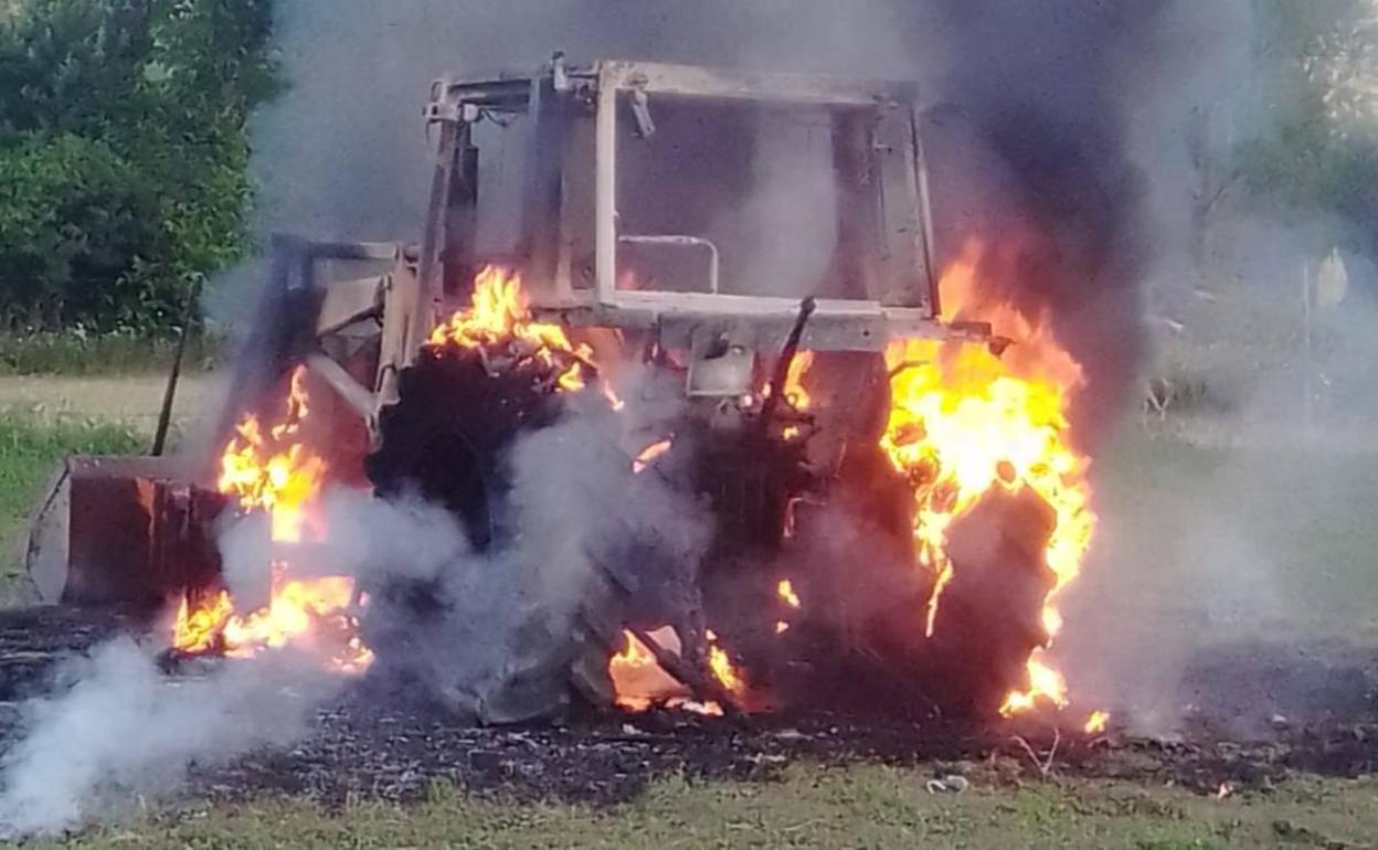 Un tractor arde en la localidad de Ruiforco.