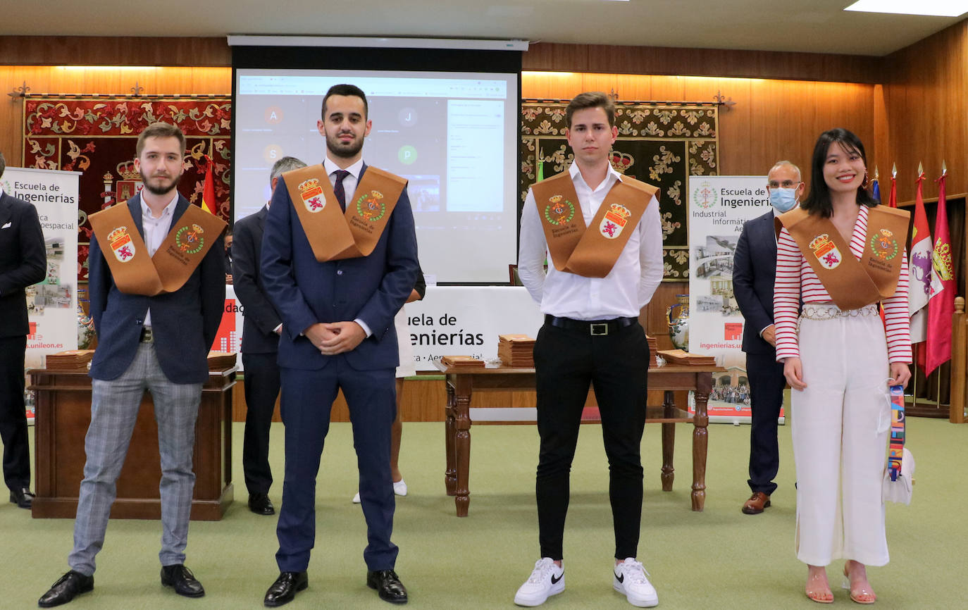 La Universidad celebra el acto de graduación de sus egresados.