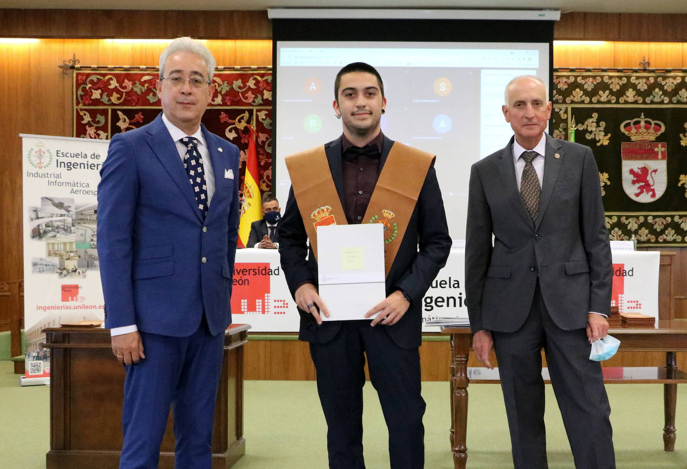 La Universidad celebra el acto de graduación de sus egresados.