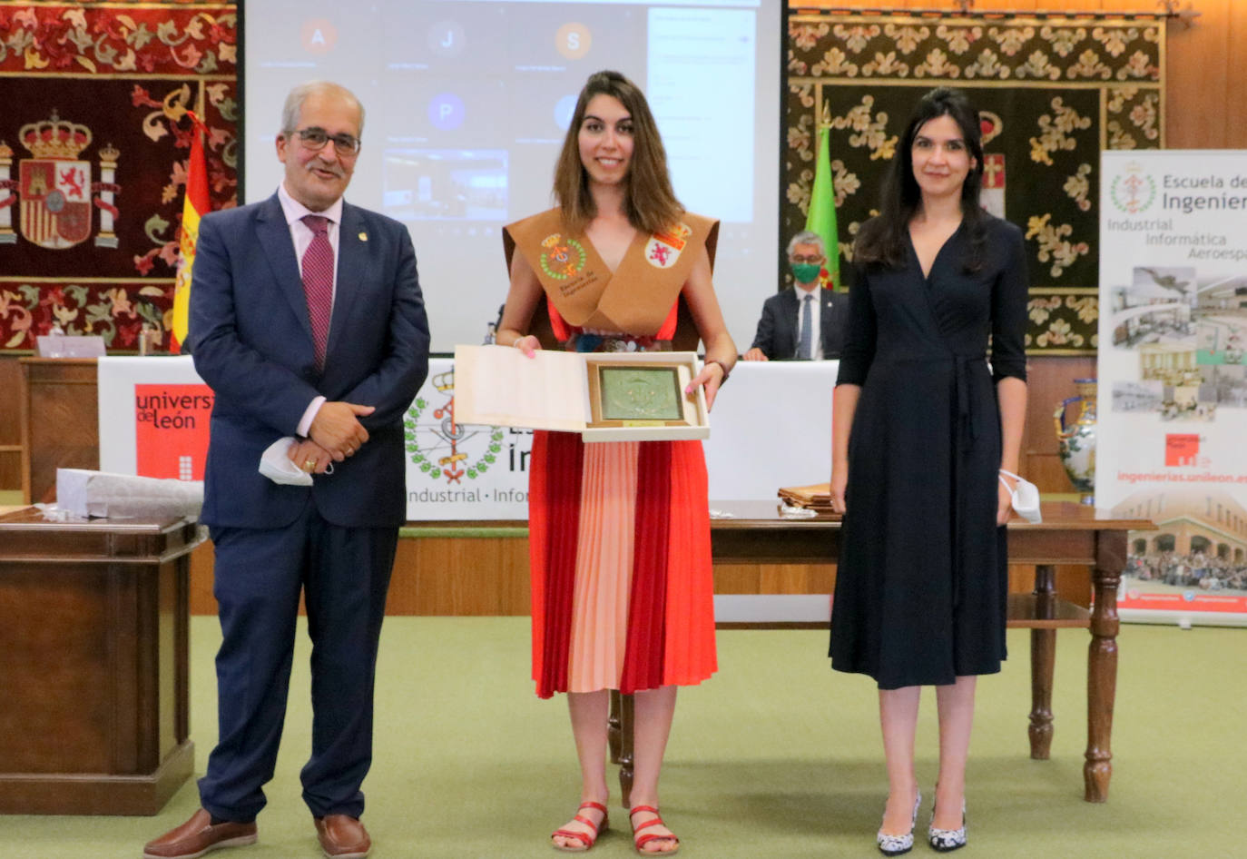 La Universidad celebra el acto de graduación de sus egresados.