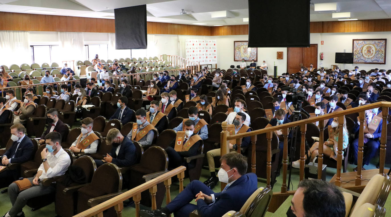 La Universidad celebra el acto de graduación de sus egresados.