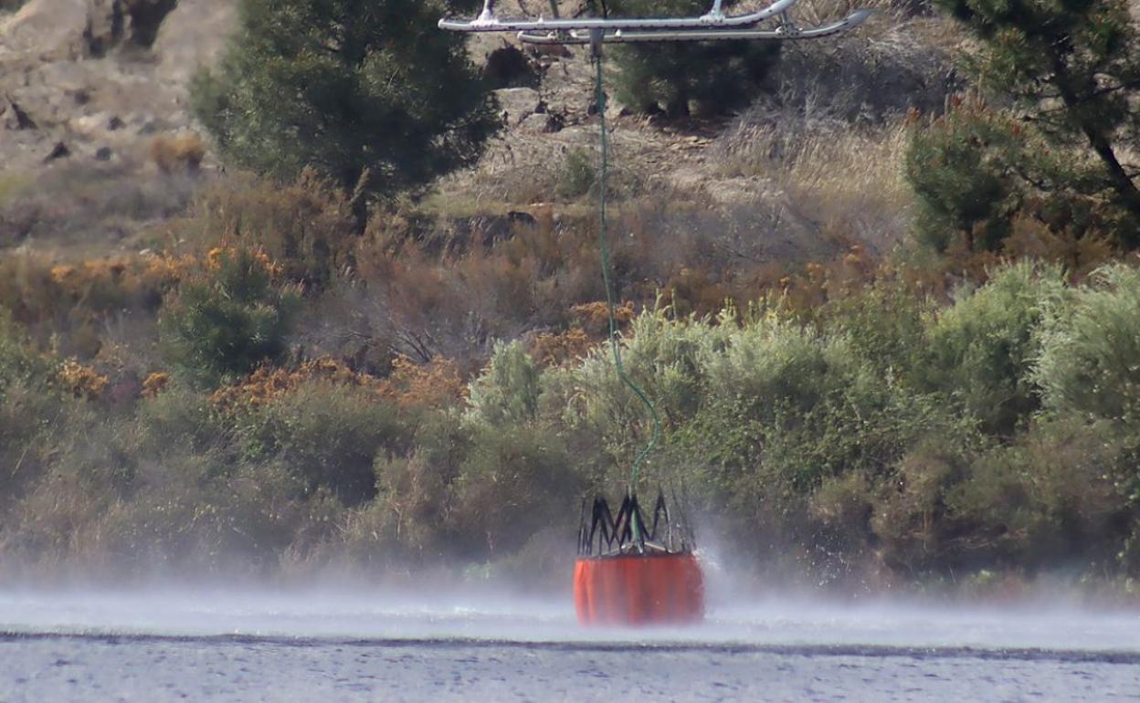 Imagen de archivo de una cesta de agua de un helicópero.