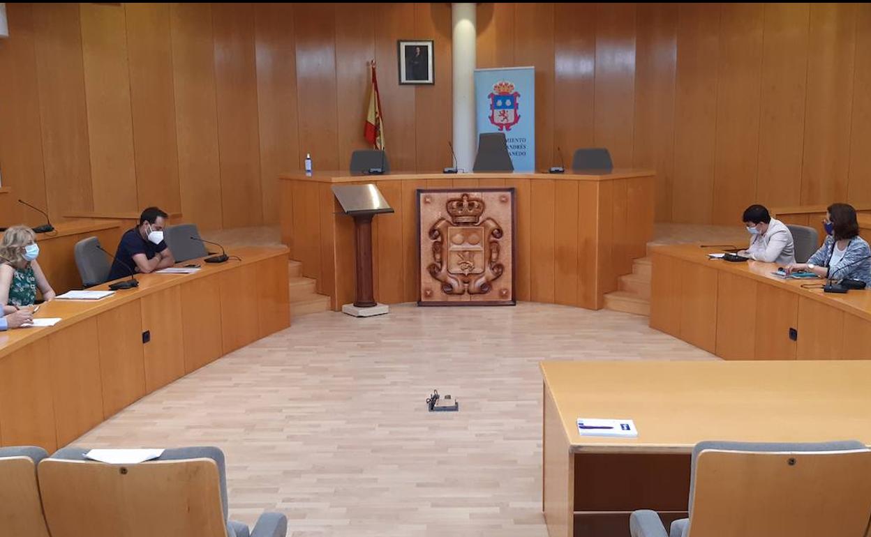 Reunión en el salón de plenos del Ayuntamiento de San Andrés.