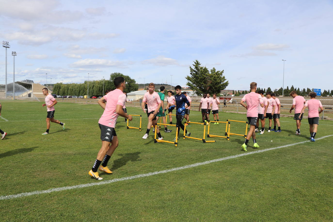 El conjunto leonés inicia los entrenamientos de una nueva campaña a la espera de completar su plantilla.