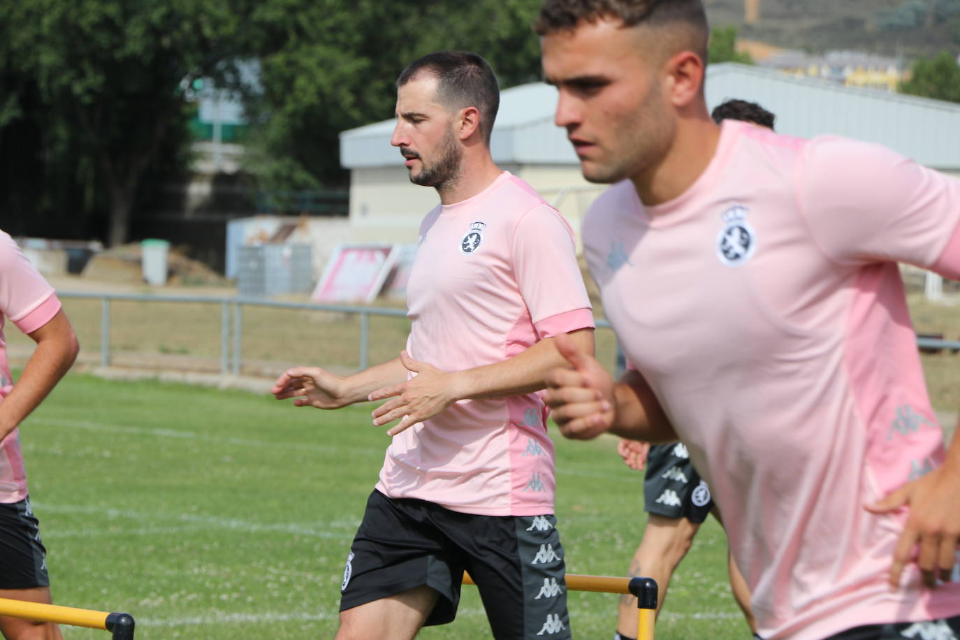 El conjunto leonés inicia los entrenamientos de una nueva campaña a la espera de completar su plantilla.