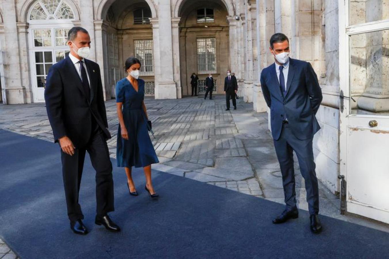 Los reyes Felipe y Letizia son recibidos por el presidente del Gobierno, Pedro Sánchez (d)