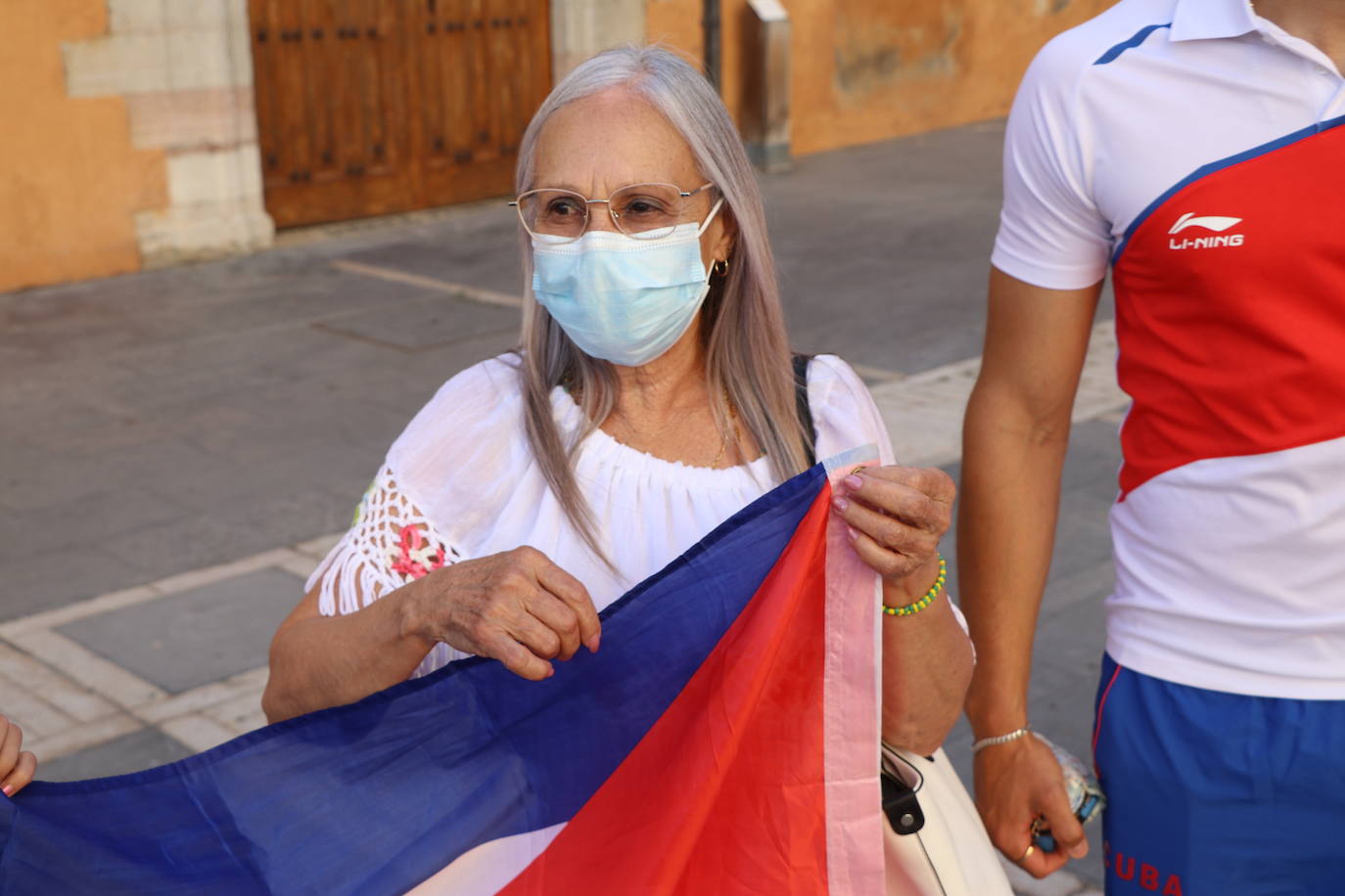 Cerca de cincuenta manifestantes, muchos de ellos de origen cubano, claman contra la situación en el país caribeño.