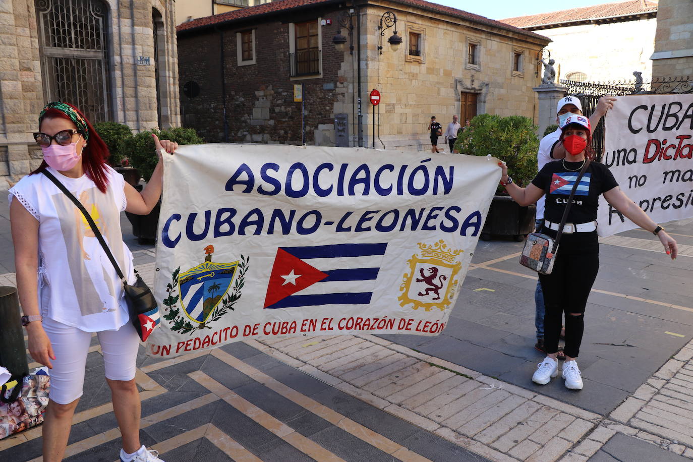 Cerca de cincuenta manifestantes, muchos de ellos de origen cubano, claman contra la situación en el país caribeño.