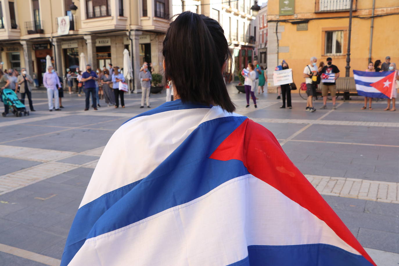 Cerca de cincuenta manifestantes, muchos de ellos de origen cubano, claman contra la situación en el país caribeño.