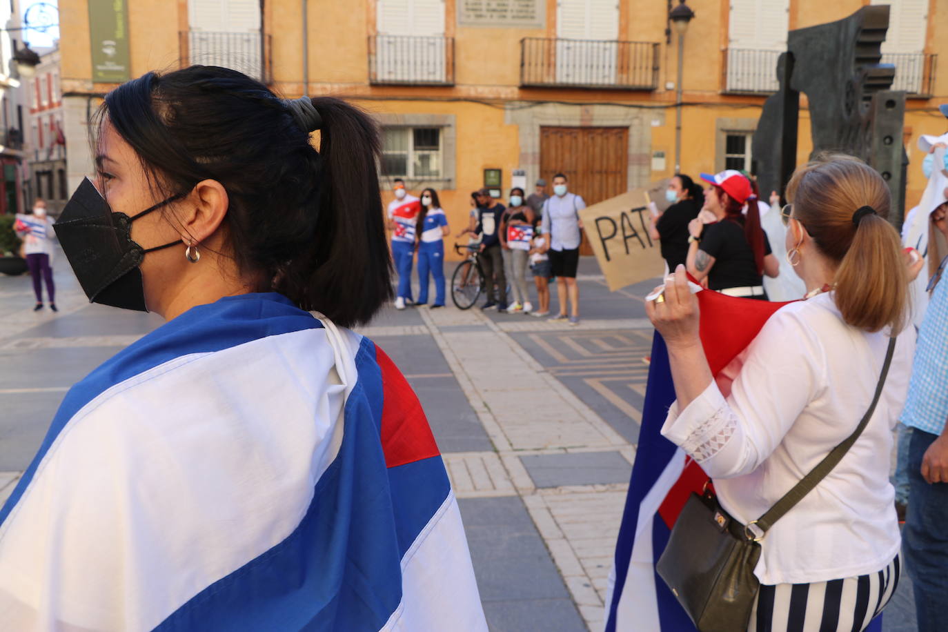 Cerca de cincuenta manifestantes, muchos de ellos de origen cubano, claman contra la situación en el país caribeño.