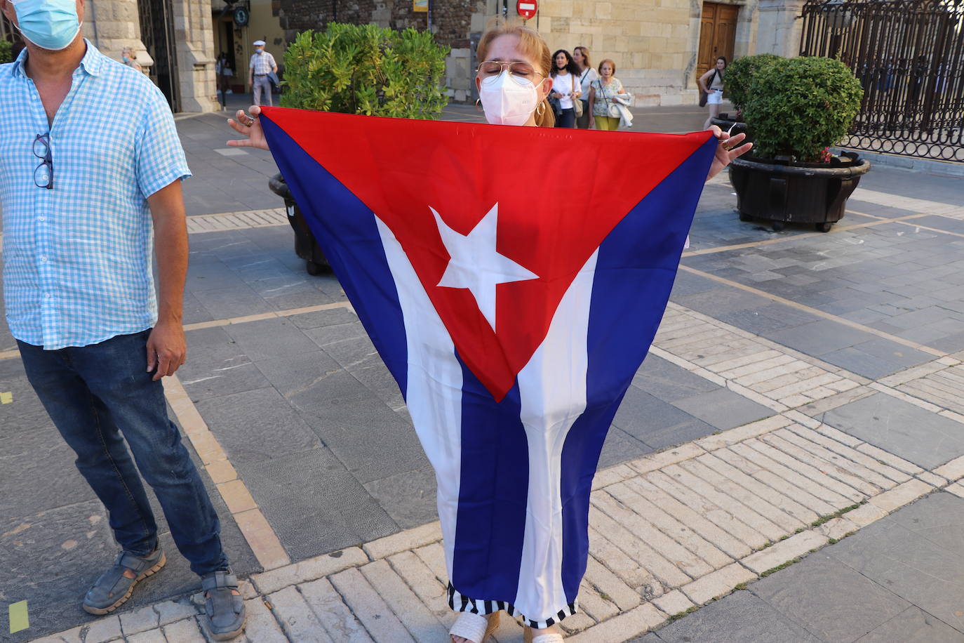 Cerca de cincuenta manifestantes, muchos de ellos de origen cubano, claman contra la situación en el país caribeño.