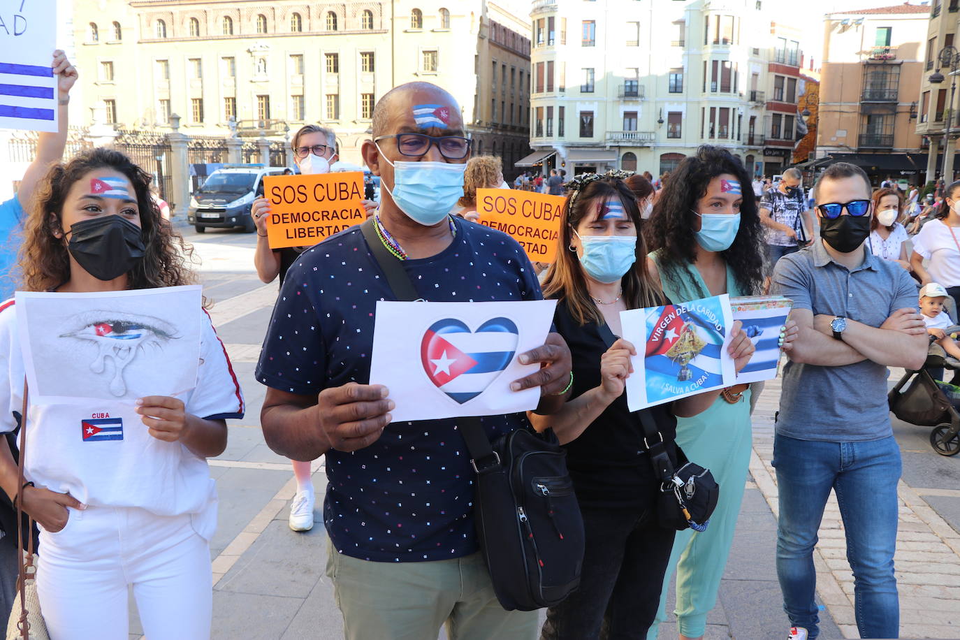 Cerca de cincuenta manifestantes, muchos de ellos de origen cubano, claman contra la situación en el país caribeño.