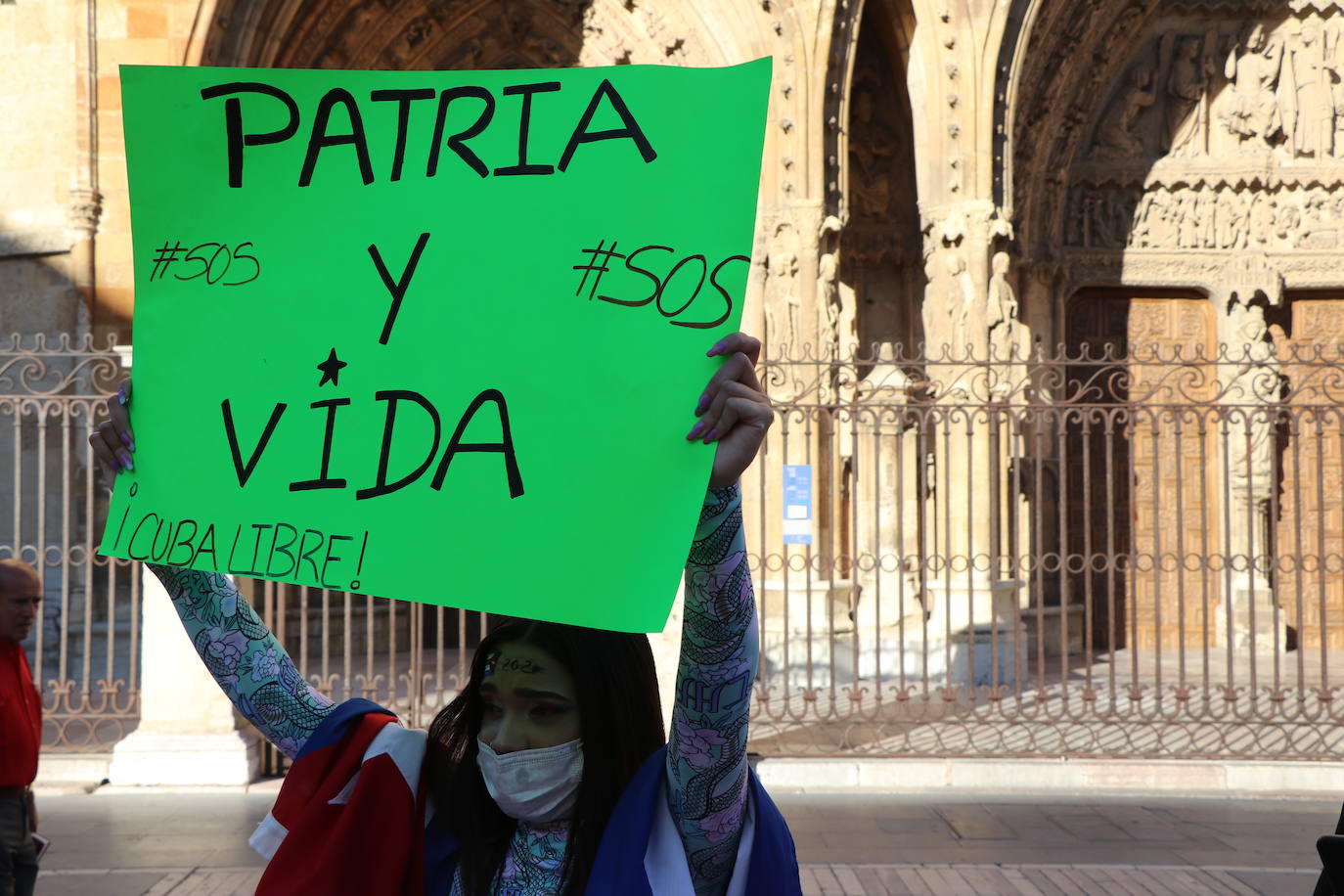 Cerca de cincuenta manifestantes, muchos de ellos de origen cubano, claman contra la situación en el país caribeño.