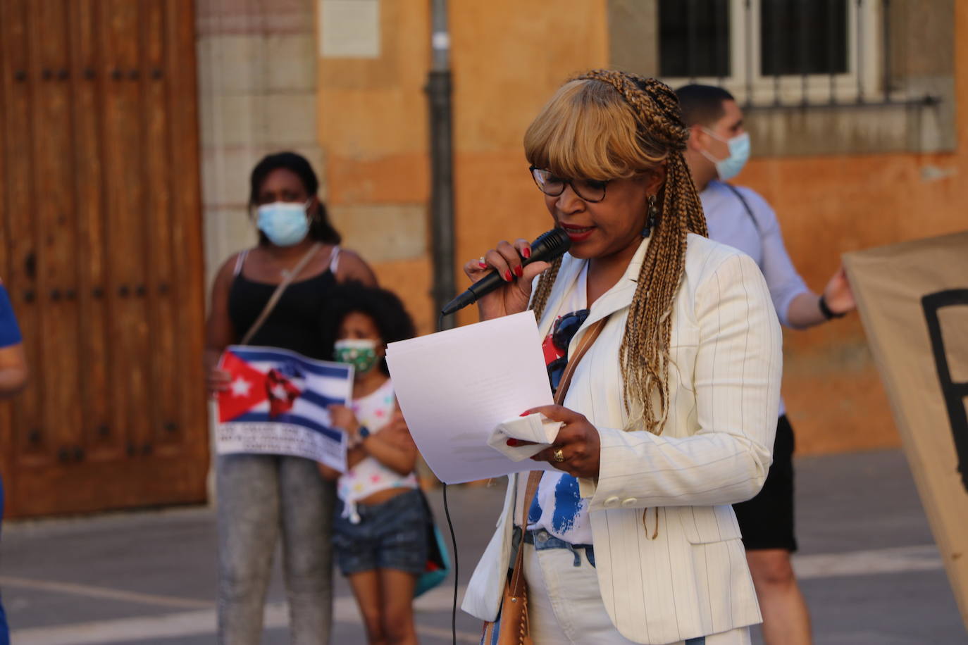 Cerca de cincuenta manifestantes, muchos de ellos de origen cubano, claman contra la situación en el país caribeño.