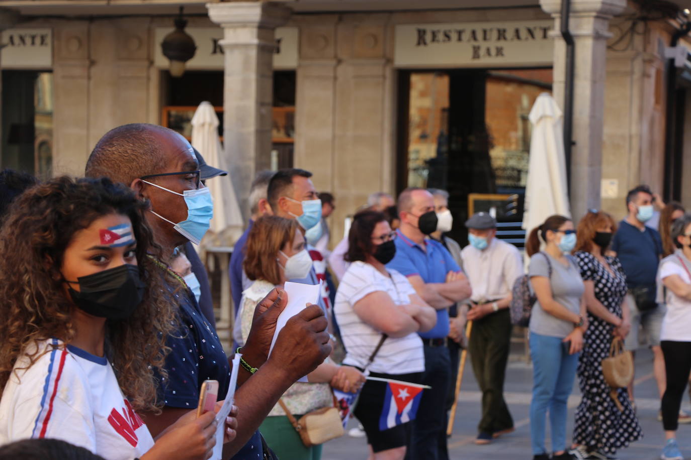 Cerca de cincuenta manifestantes, muchos de ellos de origen cubano, claman contra la situación en el país caribeño.